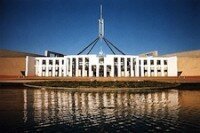 Casa del parlamento en el agua