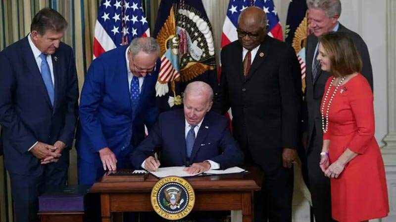El presidente Joe Biden firma la Ley de Reducción de la Inflación como ley