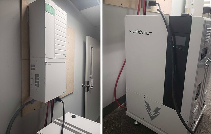 un inversor Schneider XW Pro a la izquierda y dos baterías solares de litio KiloVault HAB a la derecha