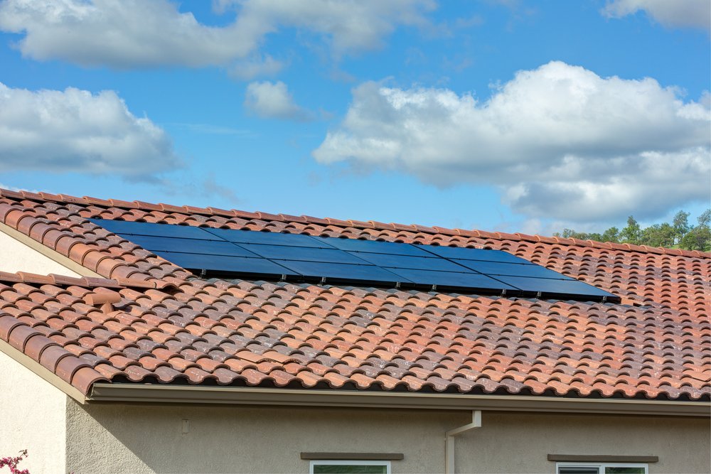Instalación solar de techo de tejas empotradas