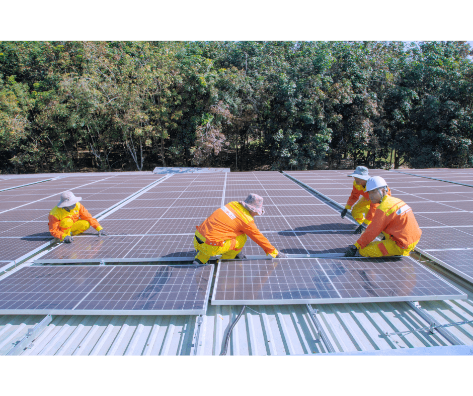 Instalación de paneles solares en la azotea